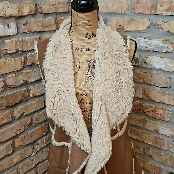 NWT Sioni Faux leather shearling style assymetrical hem vest size Medium - Picture 3 of 13